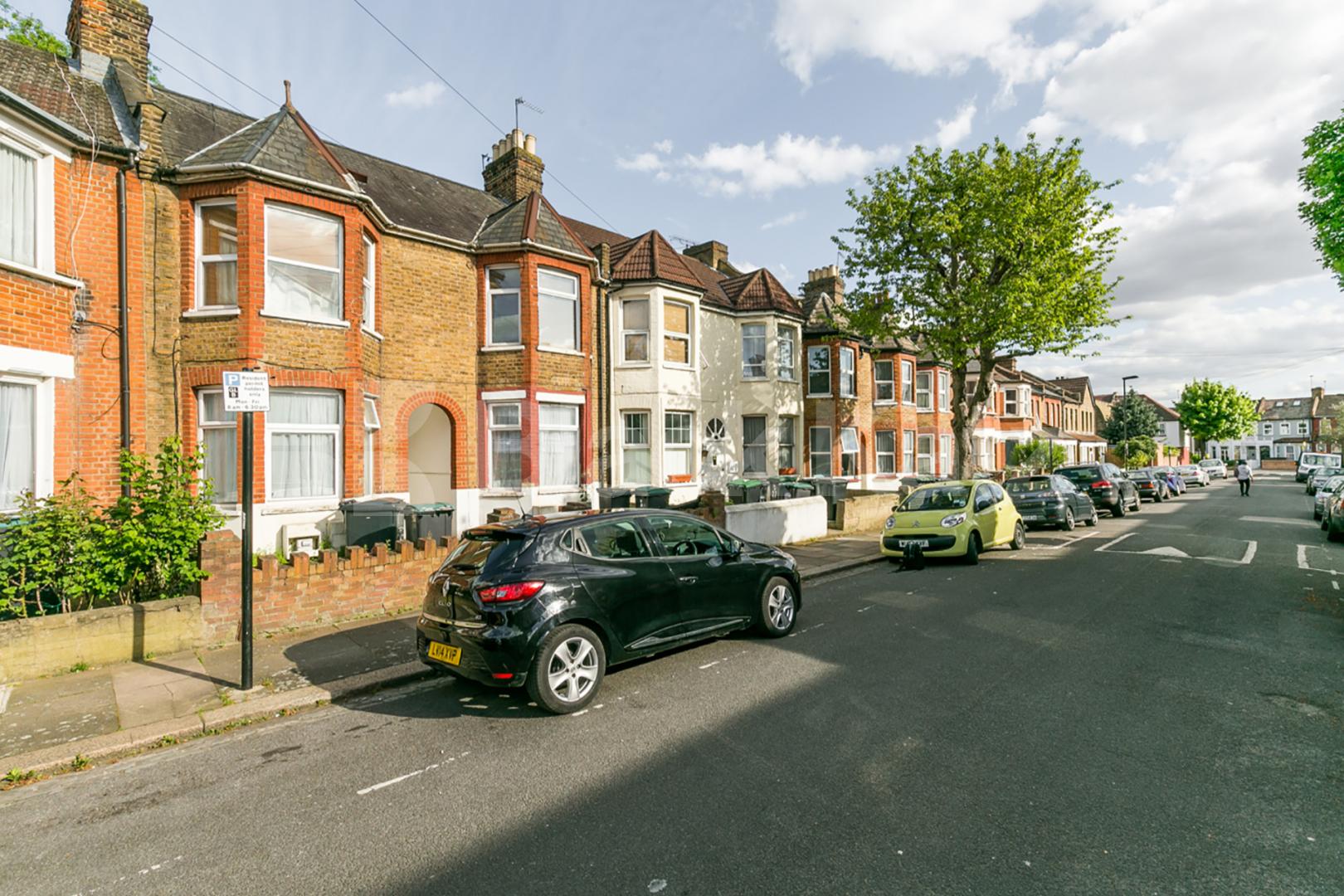 Huge newly decorated 4 double bedroom property overlooking Woodside Park Woodside Road , Bounds Green / Wood Green